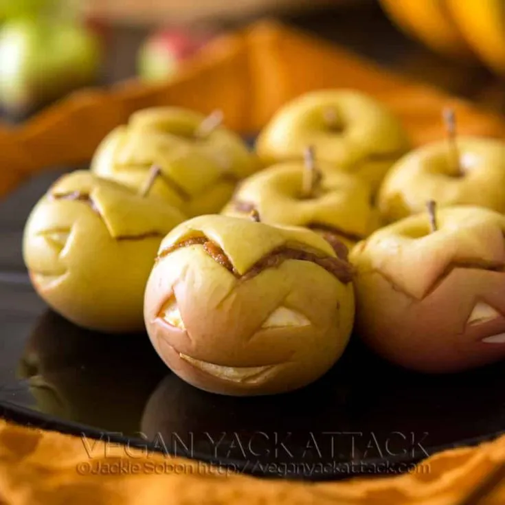 Cute and tasty Peanut Butter Apple-Lanterns appetizers that come together quickly and are perfect for Halloween and Kid snacks!