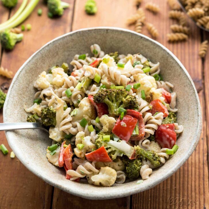 This Roasted Broccoli Pasta Salad is perfect for bringing to gatherings! Full of flavor, and very allergy-friendly. #gogoquinoa #glutenfree #vegan #soyfree
