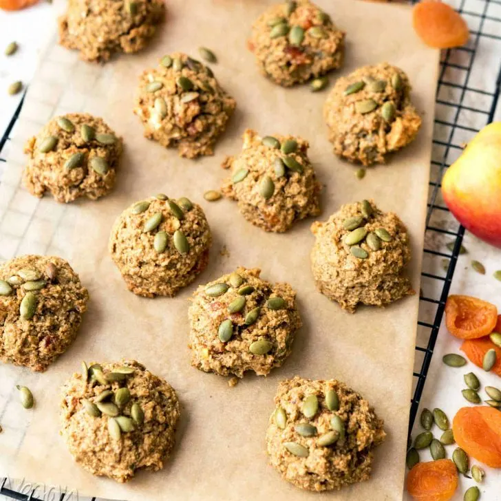 These Apple Apricot Quinoa Cookies are filled with fruity goodness and make great snacks! Made with whole grains and quinoa flakes, to keep you satiated.