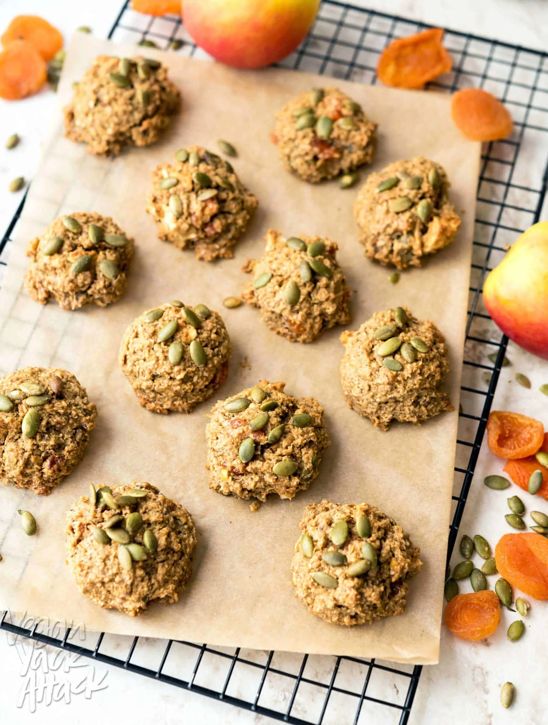 These Apple Apricot Quinoa Cookies are filled with fruity goodness and make great snacks! Made with whole grains and quinoa flakes, to keep you satiated.