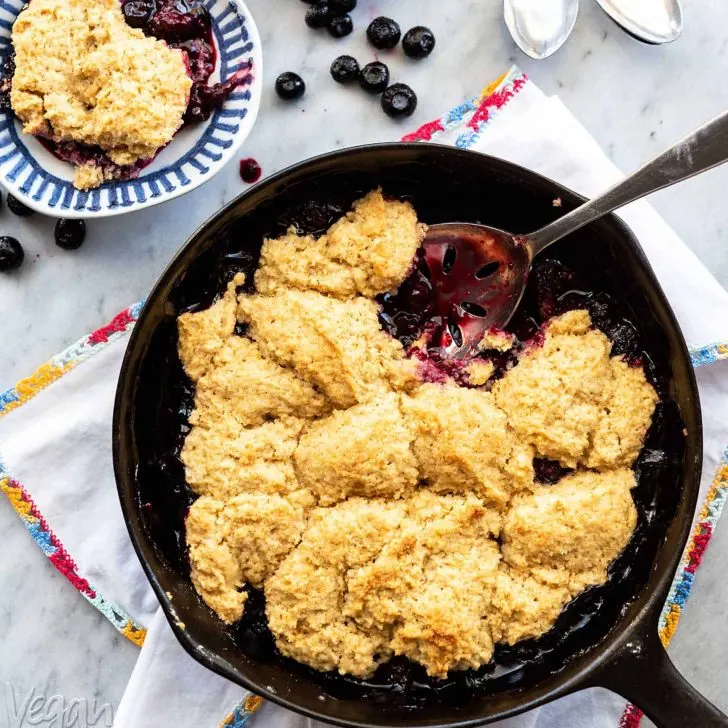 No need to heat up your kitchen with the oven this summer, make this Grilled Blackberry Cobbler. A fluffy biscuit topping, fresh berries, and super delicious; plus, vegan!